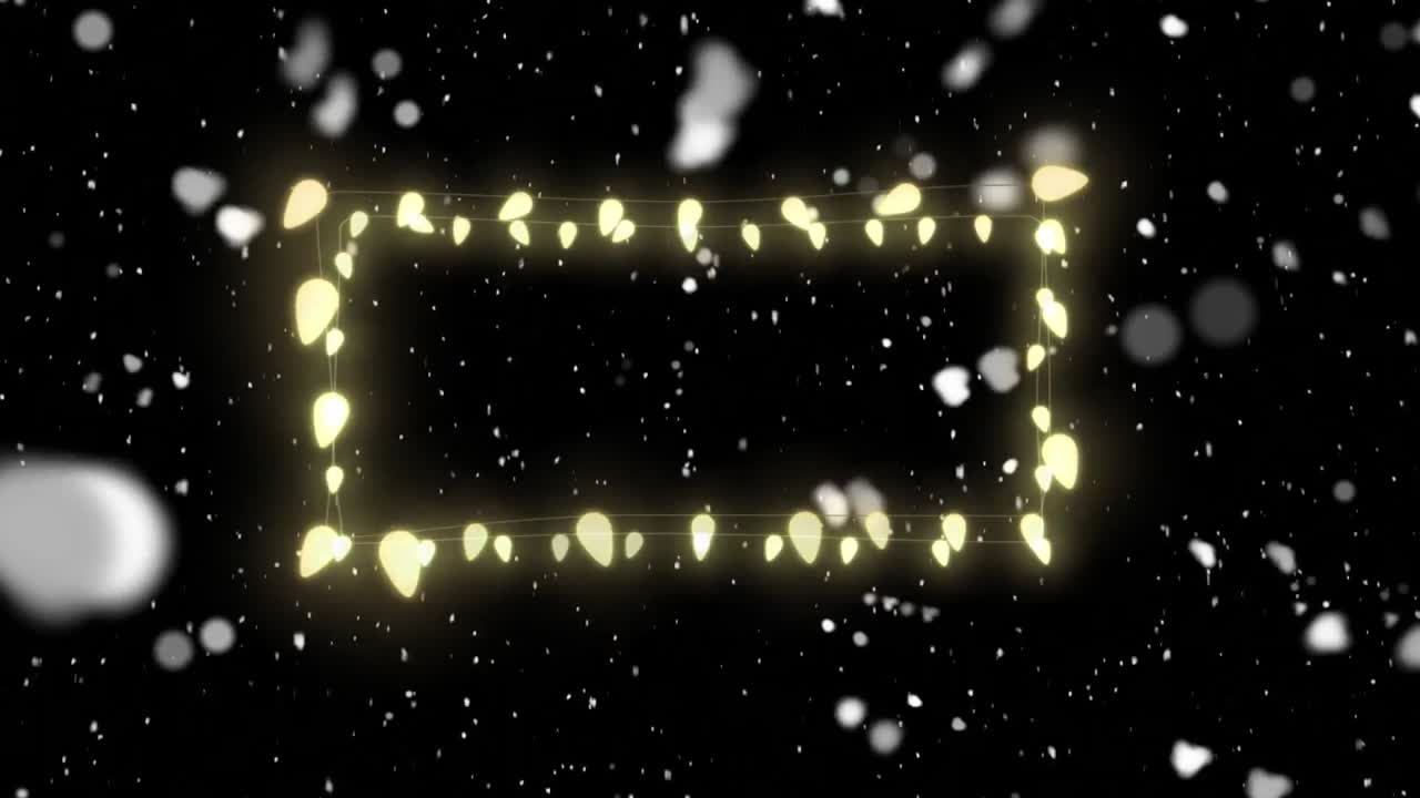 黒い背景で雪が舞い落ちる上を、文字入れスペース付きフェアリーライトのフレームのアニメーション