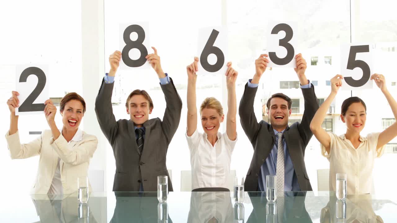 인터뷰 패널은 점수를 올리고 미소를 짓고 있습니다.