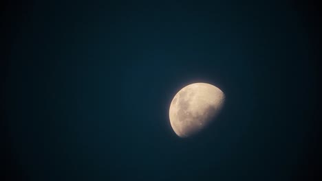 luna moviéndose lentamente desde el desplazamiento hacia la derecha hasta el centro del marco con un tono azul alrededor