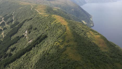 imágenes de aviones no tripulados de la cresta de la montaña con synshovden, vik i sogn, noruega en el centro