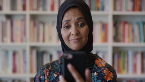 Porträt-Einer-Glücklichen-Muslimischen-Frau-Mittleren-Alters,-Die-Ihr-Smartphone-Beim-Surfen-Im-Internet-Genießt-Und-Nachrichten-Sendet-Und-Einen-überraschten-Gesichtsausdruck-Sieht,-Der-Ein-Hijab-Kopftuch-In-Zeitlupe-Trägt