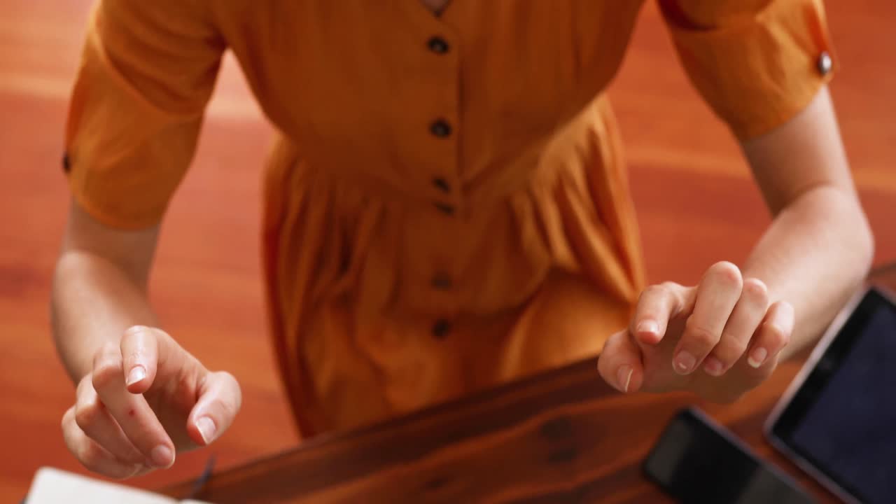 mujer caucásica con auriculares vr en casa