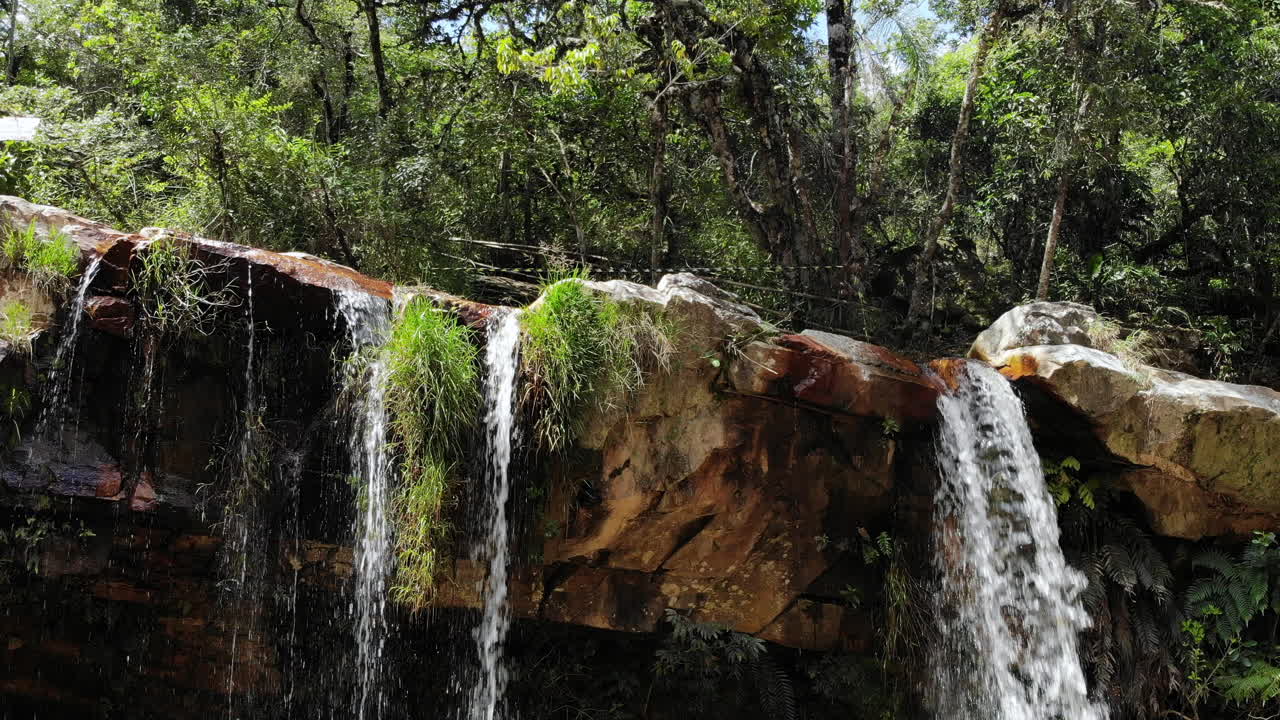 cascada valle de mariposas en são thomé das letras, minas gerais, brasil