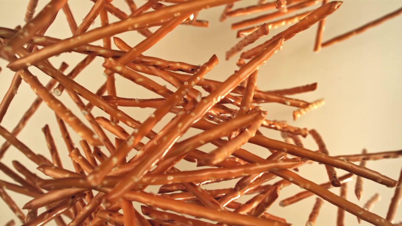 Primer Plano de Palitos de Pretzel sobre un Fondo Blanco
