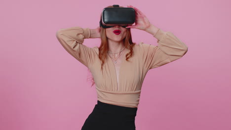 Mädchen-Nutzt-Virtual-Reality-Futuristische-Technologie-VR-Headset-Helm,-Um-Simulation-3D-Videospiel-Zu-Spielen