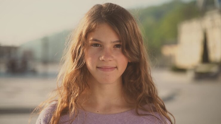 Adolescente mignonne regardant directement l'appareil photo 1