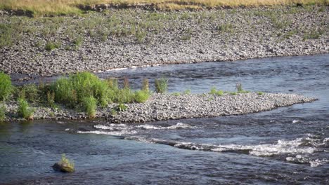 River-Wye-streaming-through-stone-bank-in-Builth-Wells,-Wales-UK