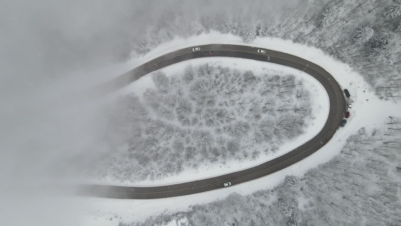 겨울 에 이즈미트 에 있는 숲 도로