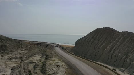 autobús que viaja a lo largo de la carretera costera junto al mar de arabia en baluchistán
