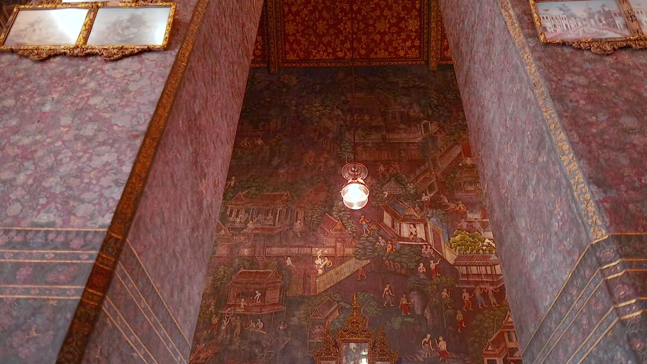intrincadas pinturas murales en un templo tailandés