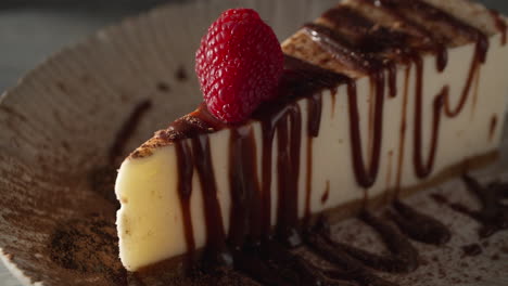 delicioso pastel de queso con caramelo y frambuesa está listo para servir