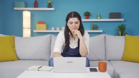 La-Mujer-A-La-Que-Le-Gusta-La-Aplicación-En-El-Portátil-Está-Contenta.