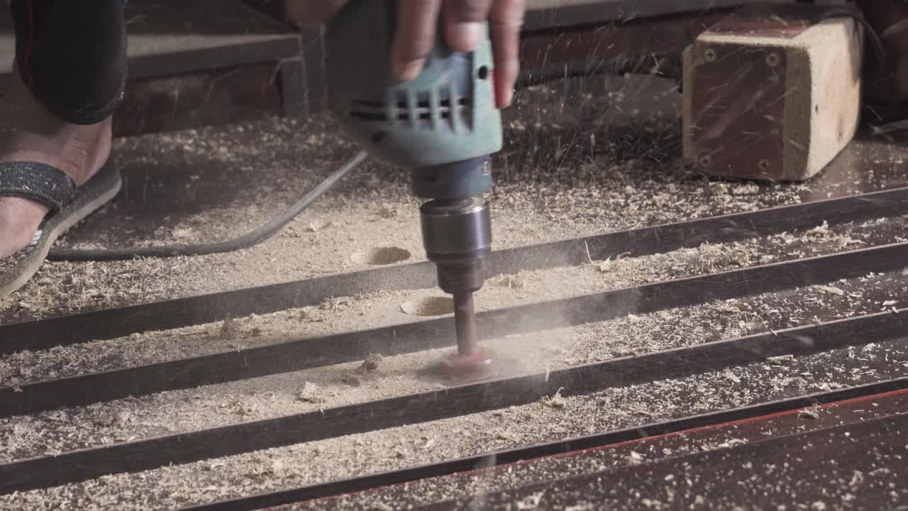 파티클 보드 가구에 기계로 대칭적인 구을 는 사람