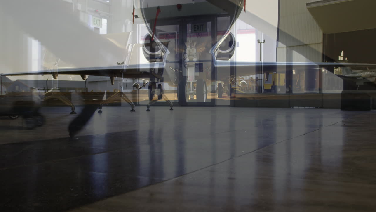 공항에서 걸어다니는 승객의 낮은 부분에 대한 비행기