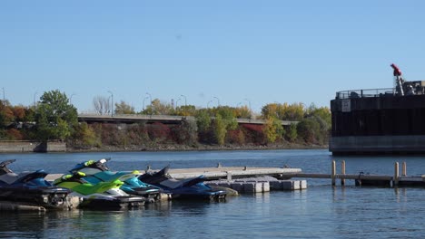 красивый фон с несколькими seadoo в левой части экрана
