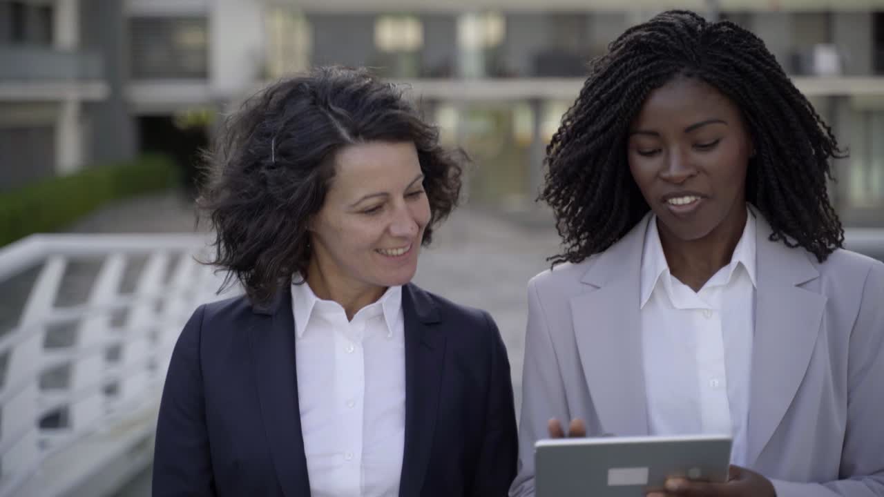 mujeres de negocios felices con tabletas