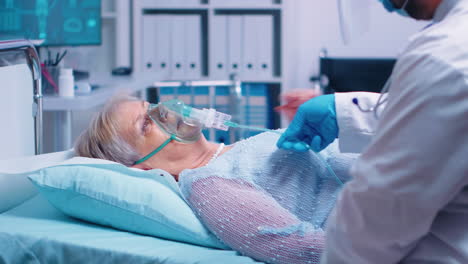 Adjusting-oxygen-mask-on-senior-woman