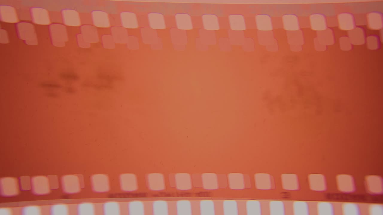 superposición de tiras de película de 35 mm de época roja