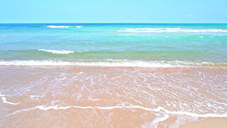 Mar-Tropical-Turquesa,-Olas,-Playa-De-Arena-Y-Hotizon-Sin-Fin