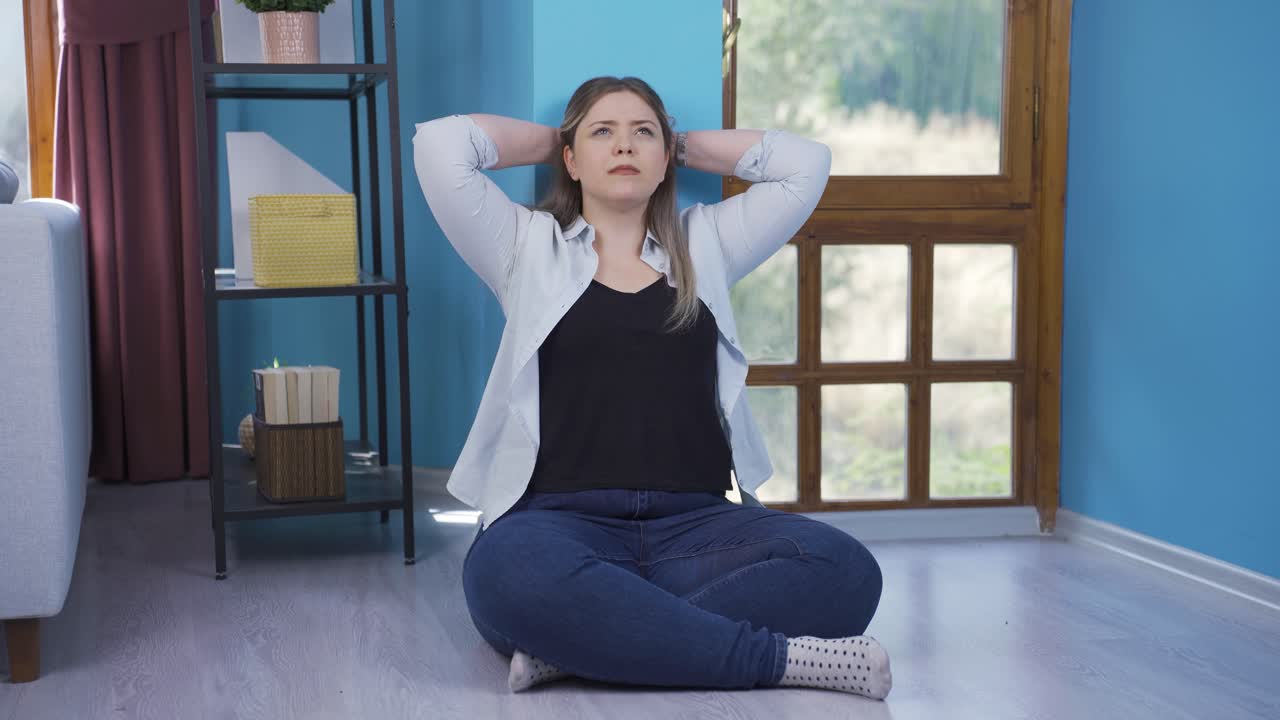 una joven desesperada y reflexiva.