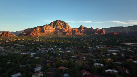 Filmische-Drohnenaufnahme-Von-Bergen-Und-Häusern-In-Sedona,-Arizona