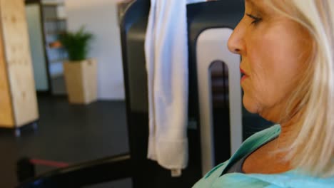 mujer mayor haciendo ejercicio en el estudio de fitness 4k