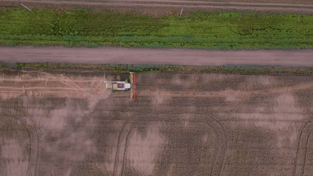 에서 일 하는 수확기 의 공중 사진