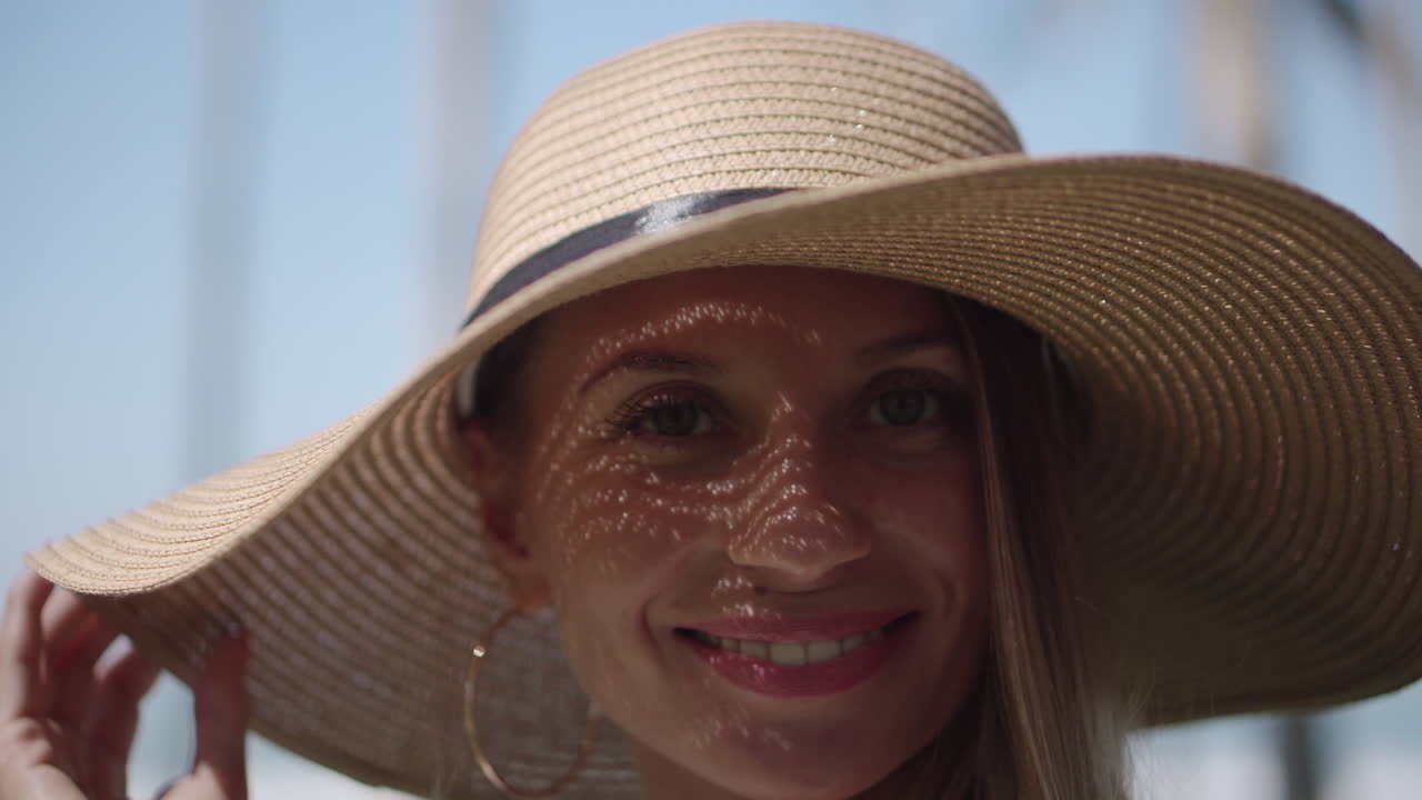 Una mujer con un sombrero de paja.