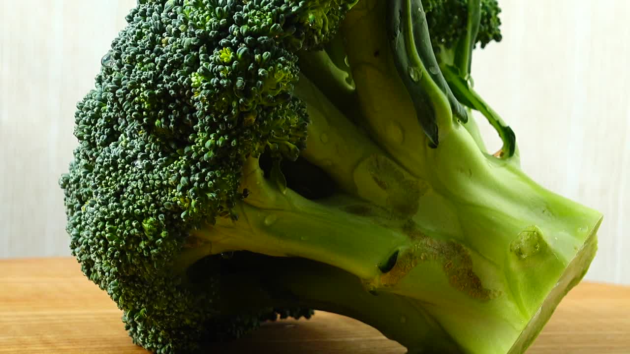 Riprese di broccoli in movimento. Tagliere.