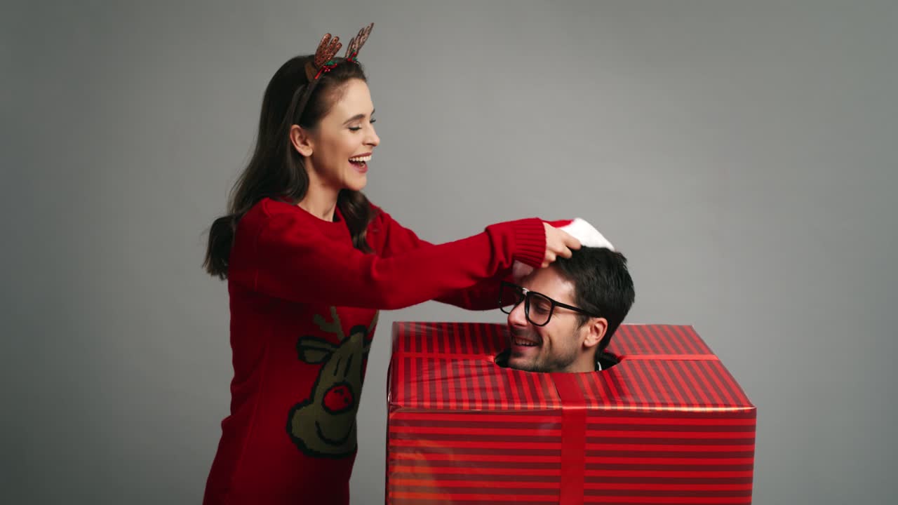 큰 크리스마스 선물에 대해 행복