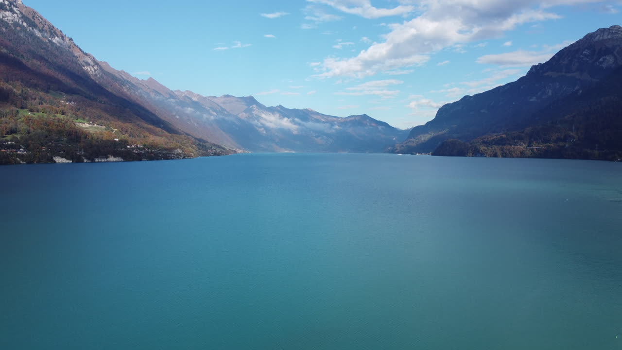 Une vue panoramique imprenable sur Interlaken, nichée sur le Bödeli entre deux lacs turquoise dans l'Oberland bernois, et entourée par les sommets Eiger, Mönch et Jungfrau