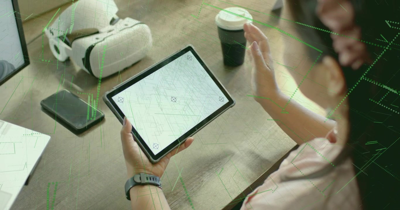 Donna che tocca uno schizzo su tablet che si evolve in un piano di ingegneria, mostrando linee verdi e rivedendo gli angoli.