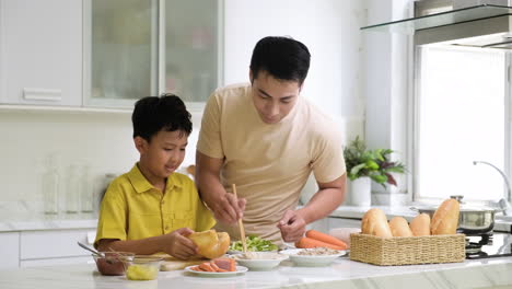 Hombre-Asiático-Y-Niño-En-La-Cocina