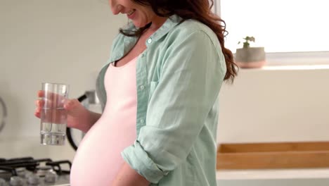 Pregnant-woman-drinking-water