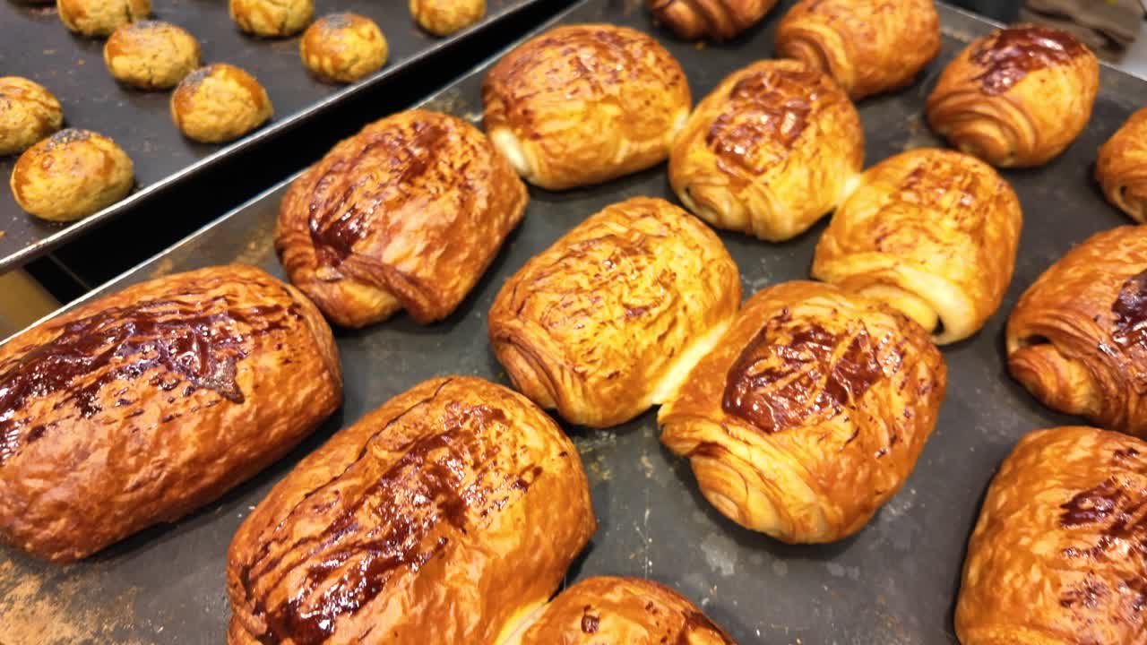 Pain au chocolat dorati appena sfornati