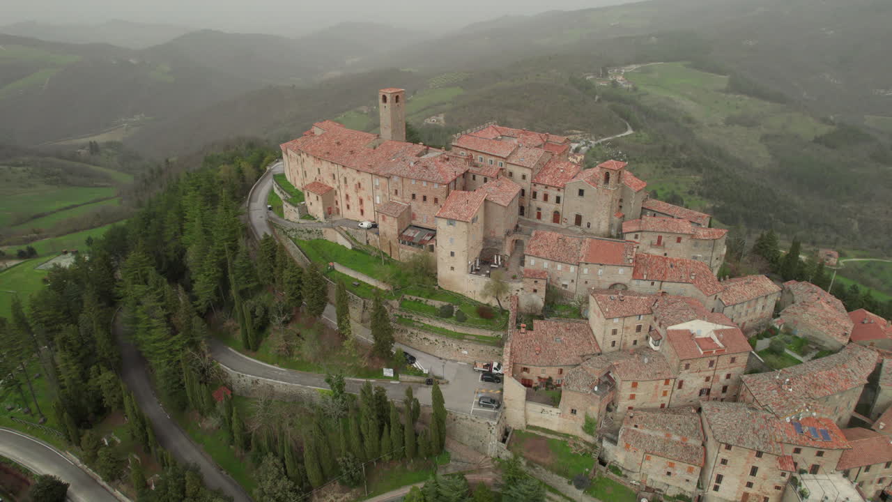 monte santa maria tiberina en toscana y umbría: una perspectiva aérea excepcional