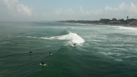 surfistas en olas y agua del océano índico cerca de la costa de la isla de bali, indonesia