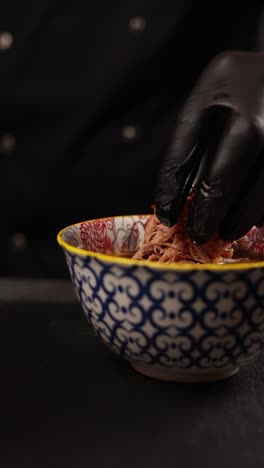 chef preparando un plato de sopa de cerdo