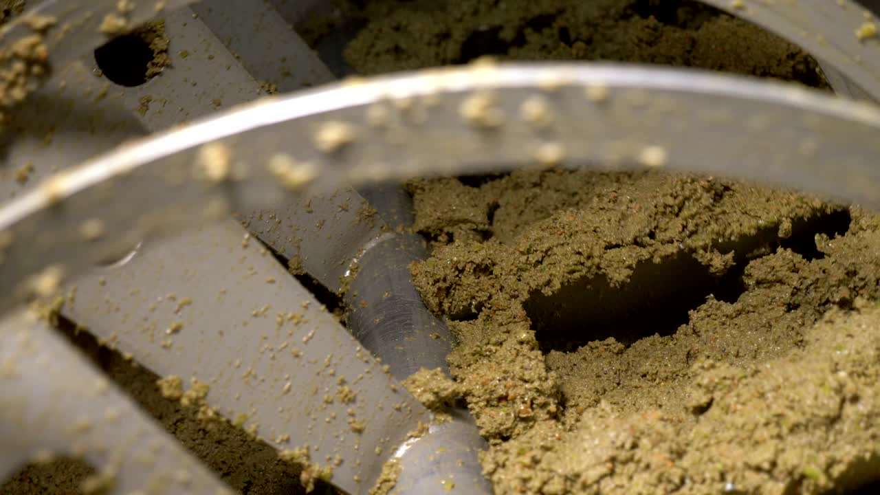 이탈리아 남쪽 - 올리브 오일을 만드는 분쇄기 회전