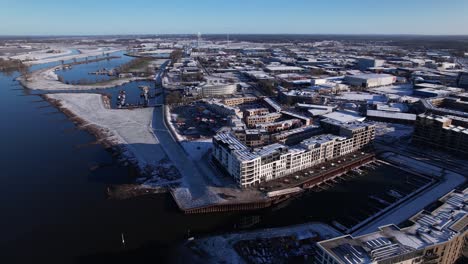 barrio de noorderhaven a lo largo del río ijssel aérea con moderno nuevo edificio de apartamentos de lujo en el paisaje urbano de nieve brillante y puerto recreativo en primer plano