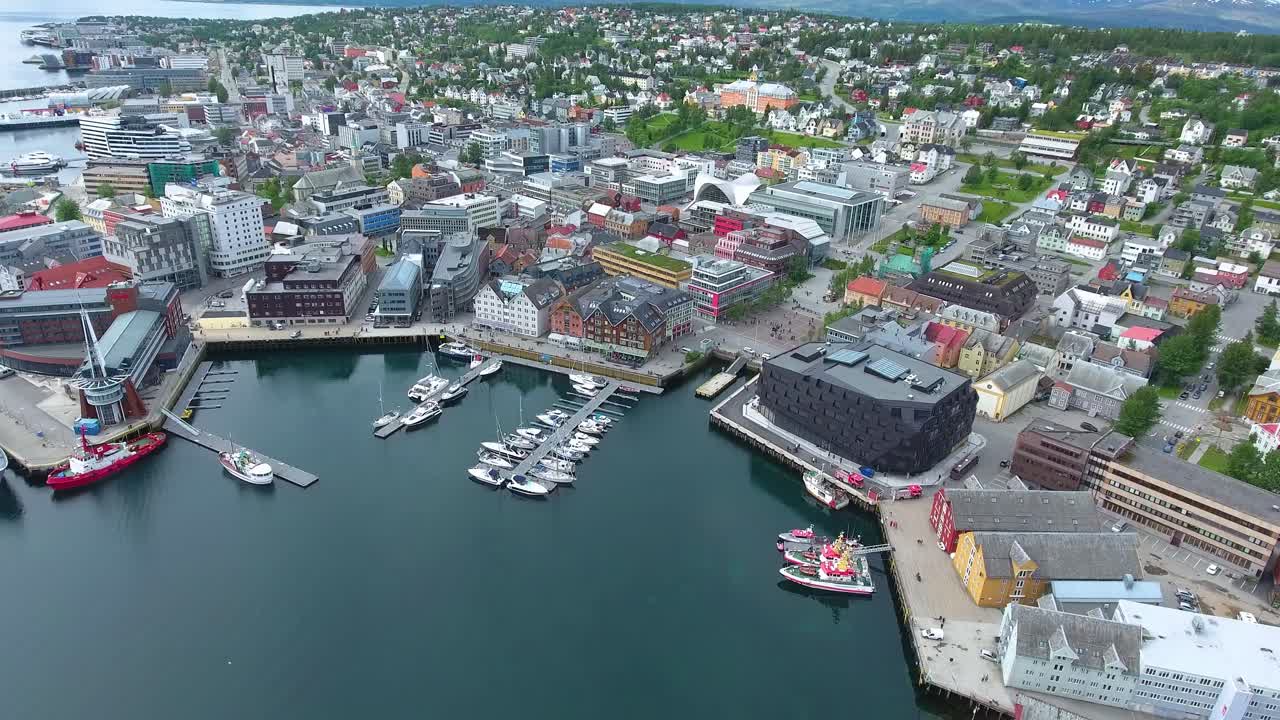 노르웨이의 트롬소 (tromso) 는 인구 5만 명이 넘는 세계에서 가장 북쪽에 있는 도시로 여겨진다.