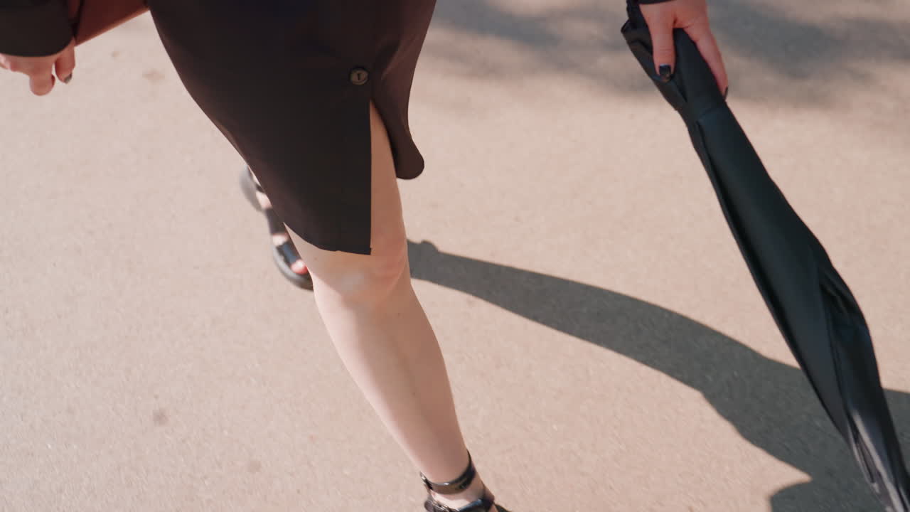 햇살 가득한 도시 산책, 스타일리시한 밝은 거리 활보, 햇빛이 쏟아지는 도시 거리를 자신감 있게 걷는 모습, 번화한 도시에서 햇살 아래 자신감 넘치게 거니는 세련된 사람들의 활기찬 풍경