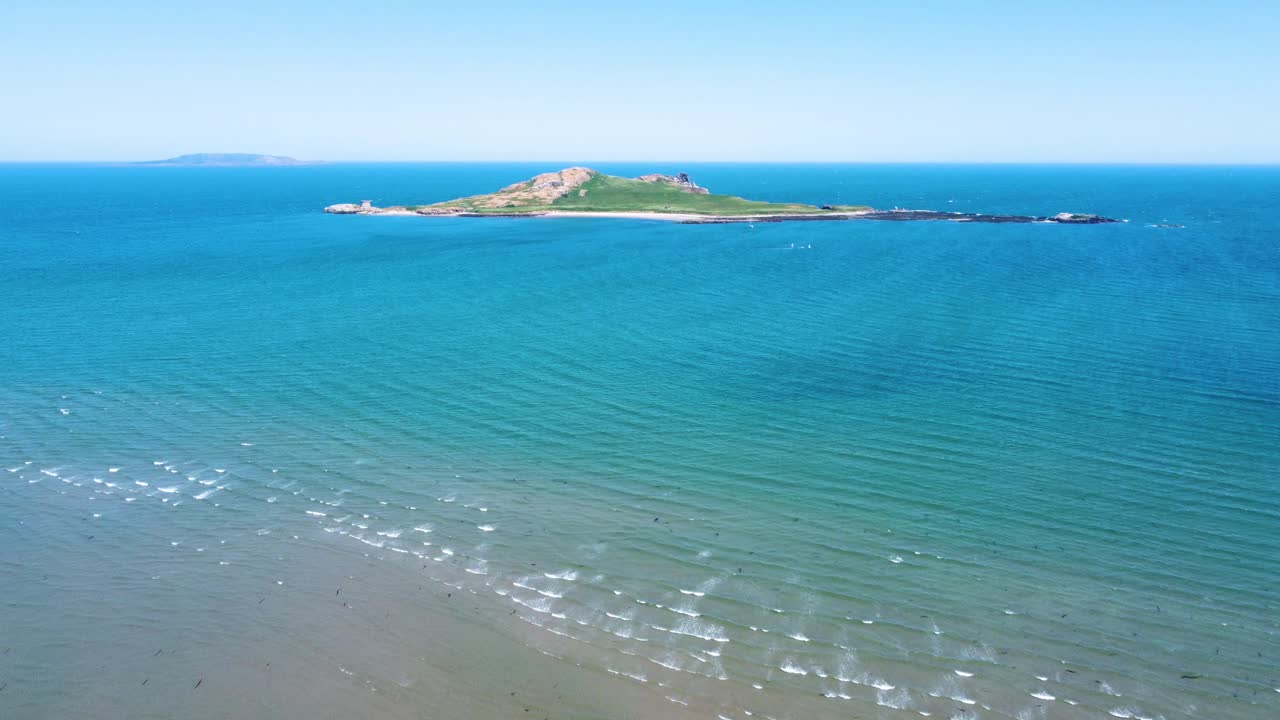 아일랜드 섬의 눈을 향한 공중 접근 아일랜드의 아름다운 파도와 함께