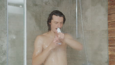 hombre cantando en la ducha