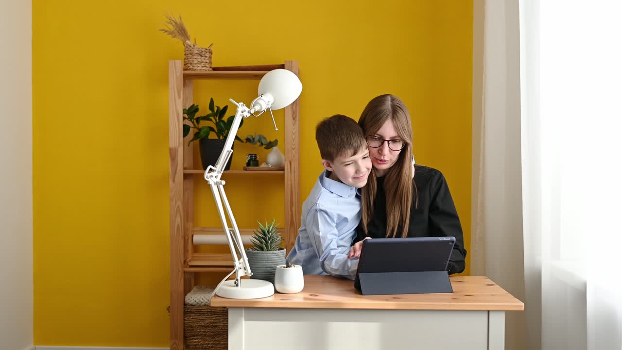 hijo alegre abrazando a la madre trabajadora