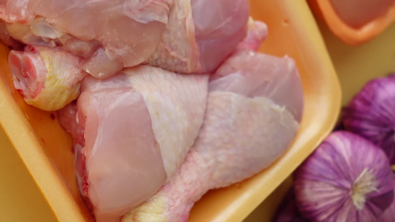 trozos de pollo crudo