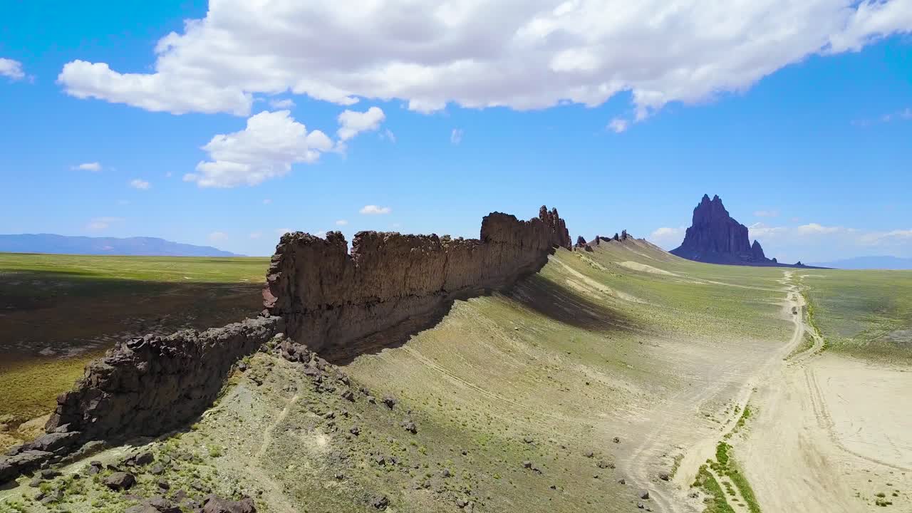 una antena notable sobre una formación geológica natural revela shiprock new mexico 1