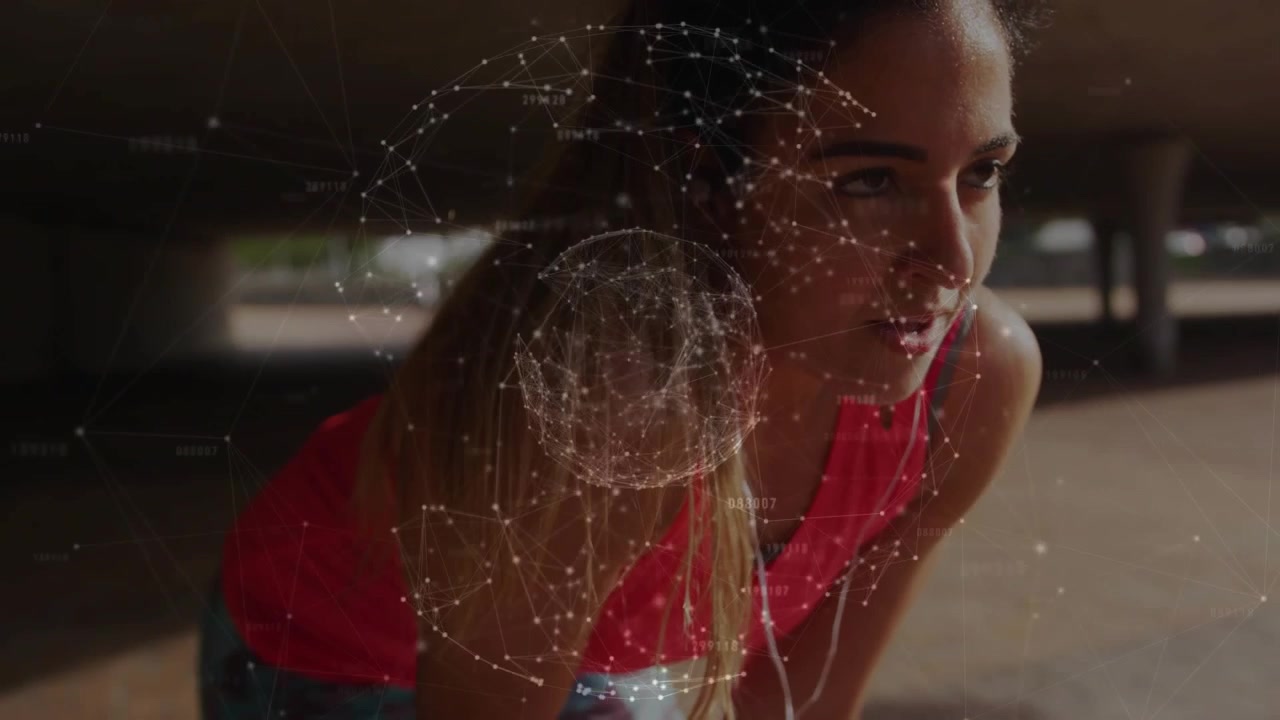Atleta donna che appoggia le mani sulle ginocchia in un sottopassaggio, avviando una sfera wireframe rotante per una demo tecnologica.