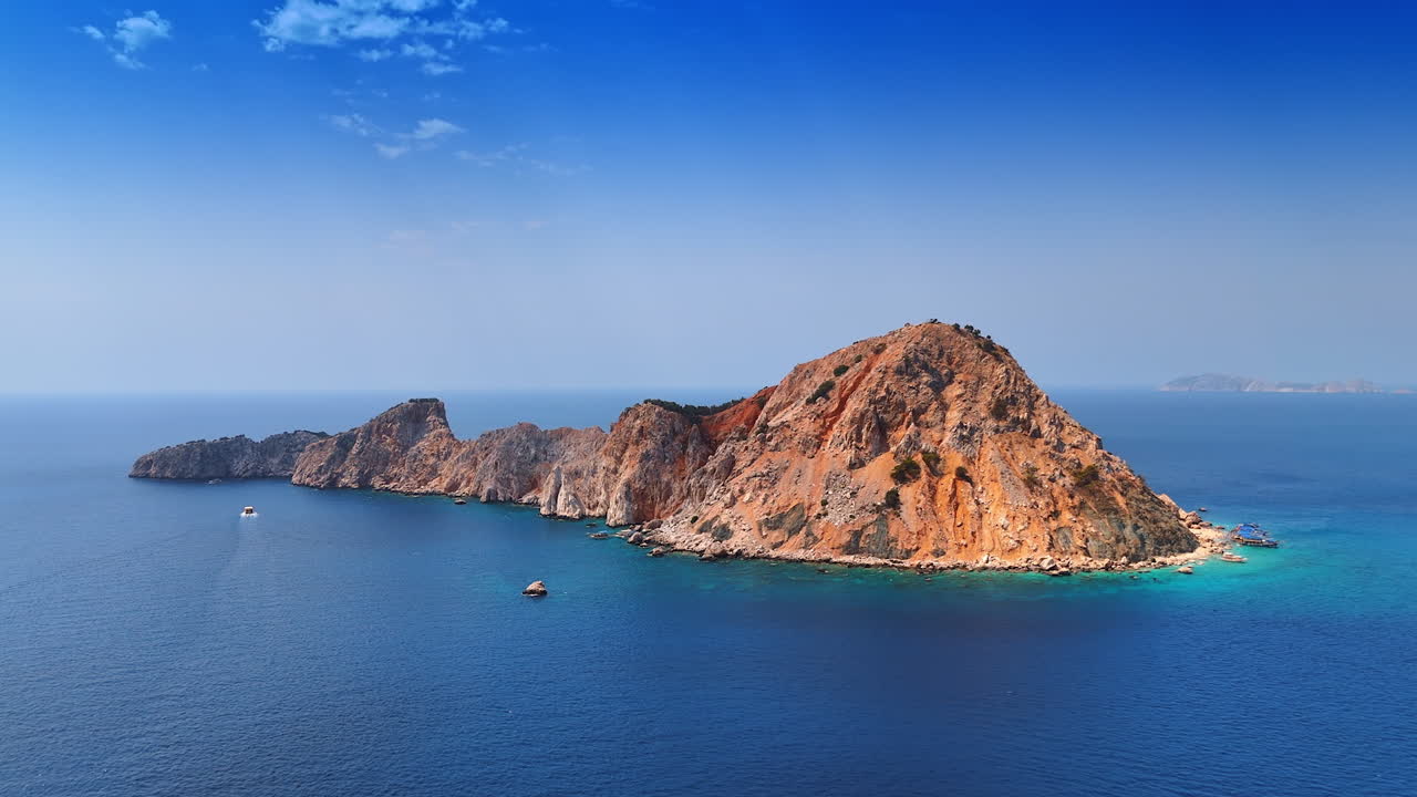 Belle île rocheuse dans le paysage aquatique bleu et calme de la mer Méditerranée. Images de drone près de l'île de Suluada en Turquie.