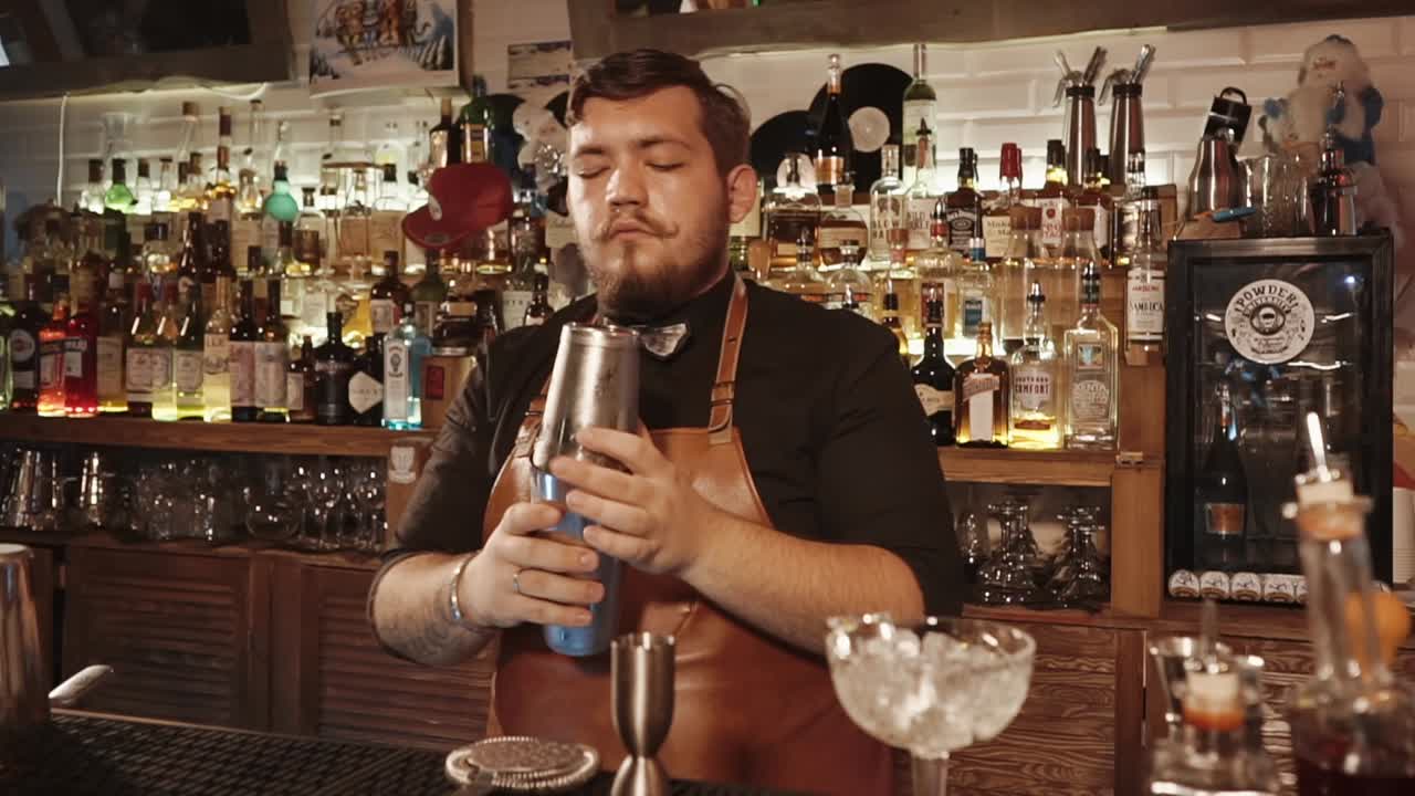 술집에서 테일을 준비하는 바텐더